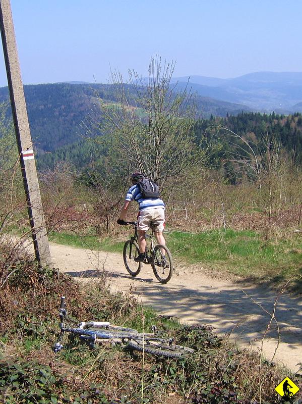 foto 070.jpg - W połowie Pasma Babicy Rudy mówi, że nogi odmawiają posłuszeństwa. 3cie życie wyparowało. Teraz jedzie na stojąco tylko po płaskim i w dół :) nie poddaje się i  za to szacun! Przypomina mi się jak zabrałem Konrada "el Księciunia" na wypadzik :) Z tą małą różnicą, że Konrad poświęcił swoje życia tylko na bolącą D :]
